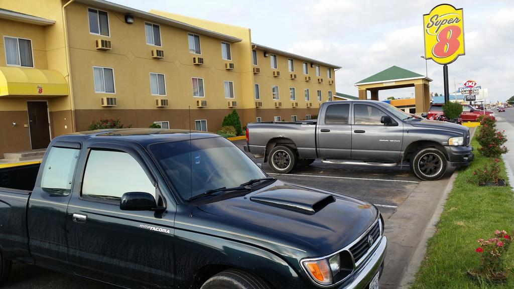 Super 8 By Wyndham Dodge City Bagian luar foto
