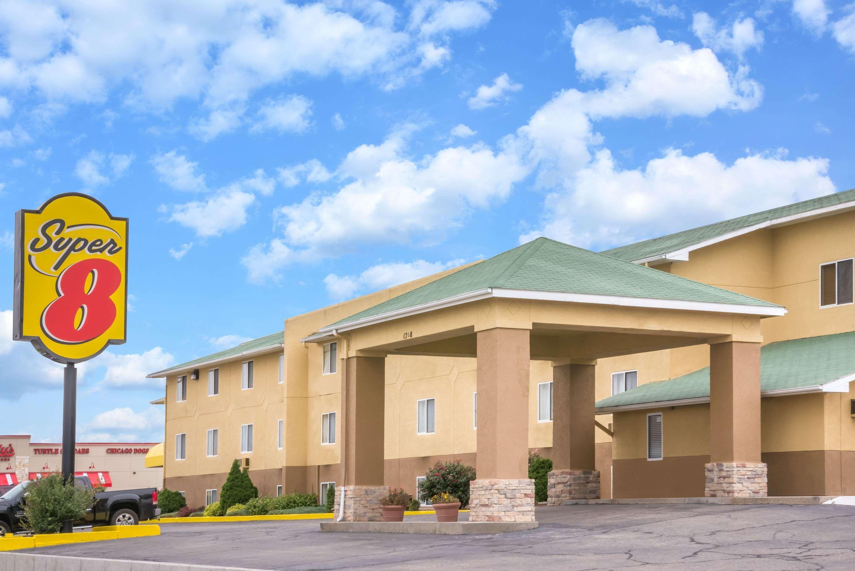 Super 8 By Wyndham Dodge City Bagian luar foto