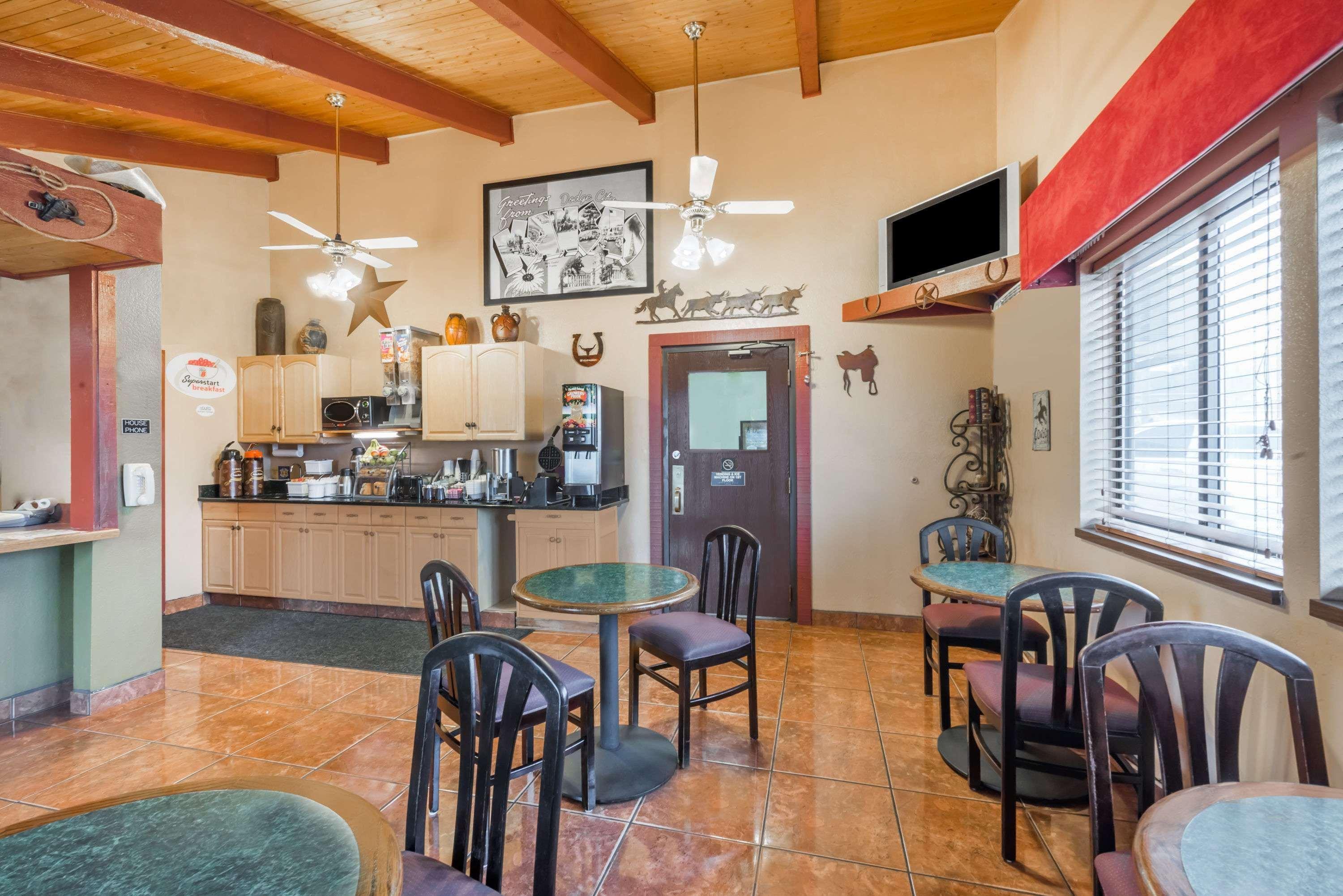 Super 8 By Wyndham Dodge City Bagian luar foto