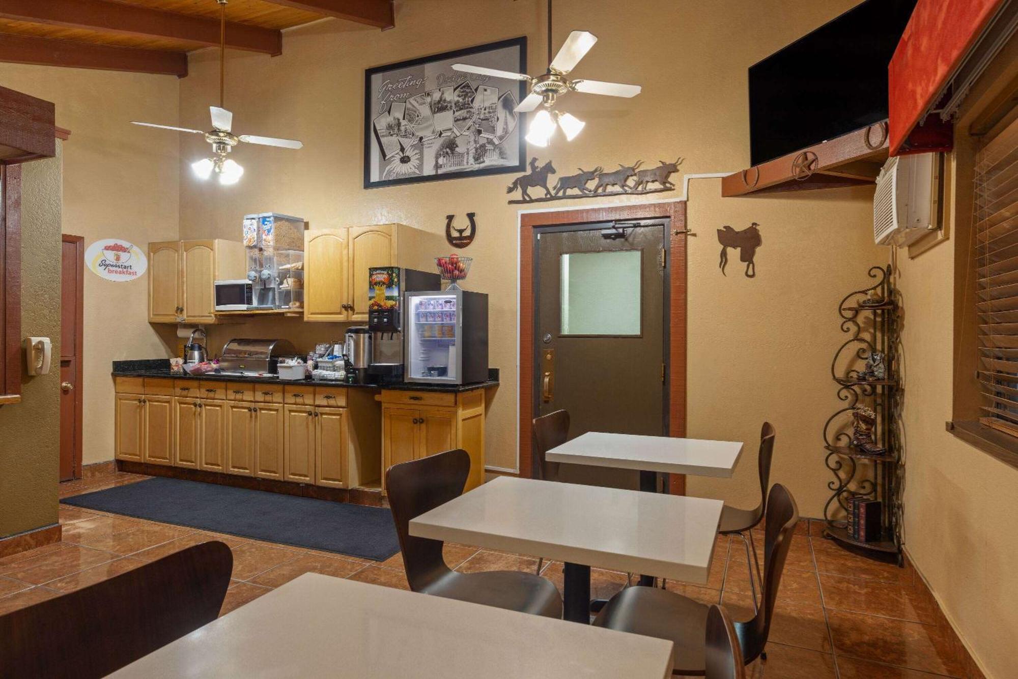 Super 8 By Wyndham Dodge City Bagian luar foto