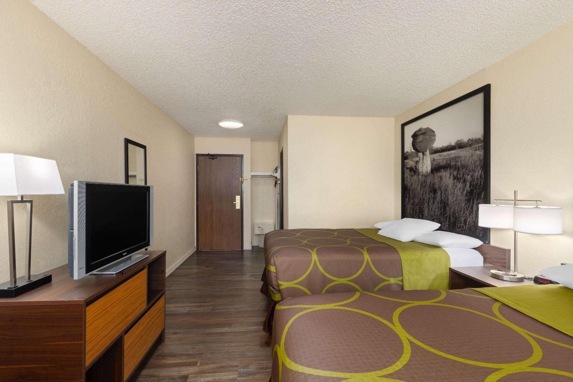 Super 8 By Wyndham Dodge City Bagian luar foto