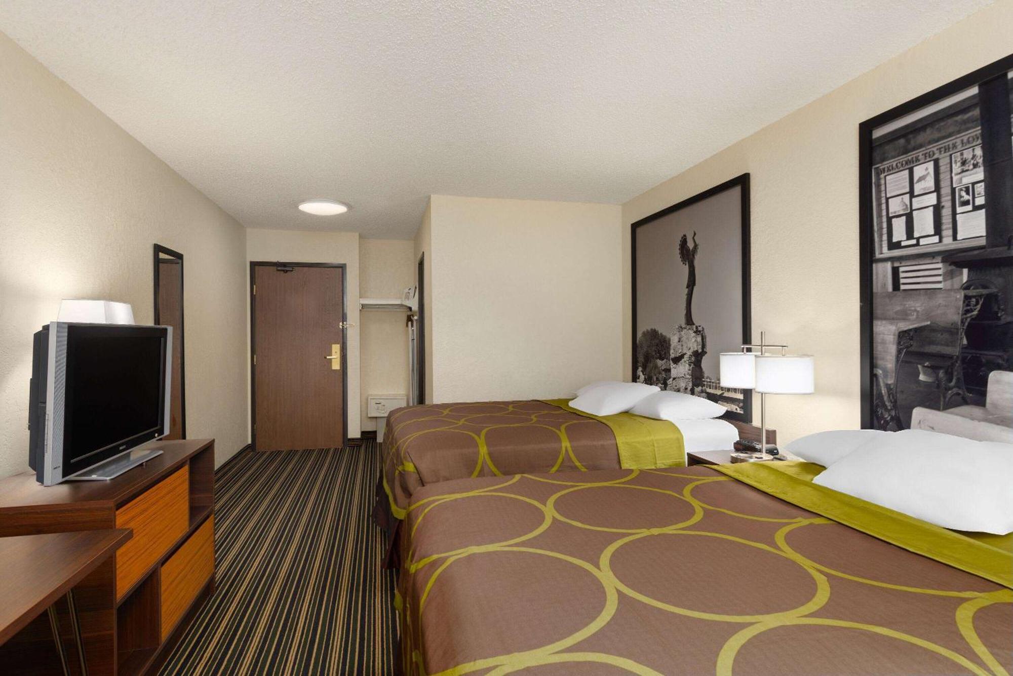 Super 8 By Wyndham Dodge City Bagian luar foto