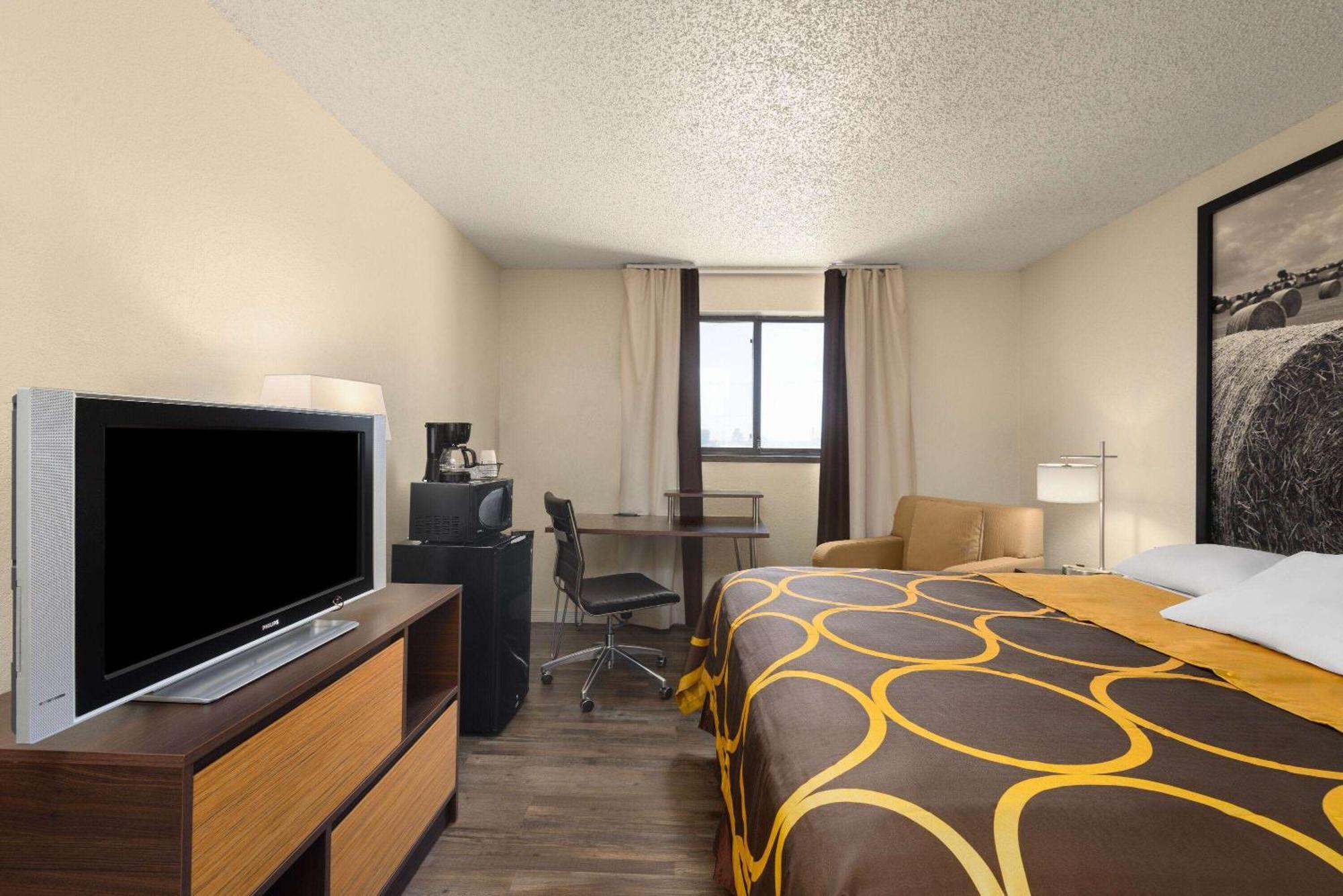 Super 8 By Wyndham Dodge City Bagian luar foto