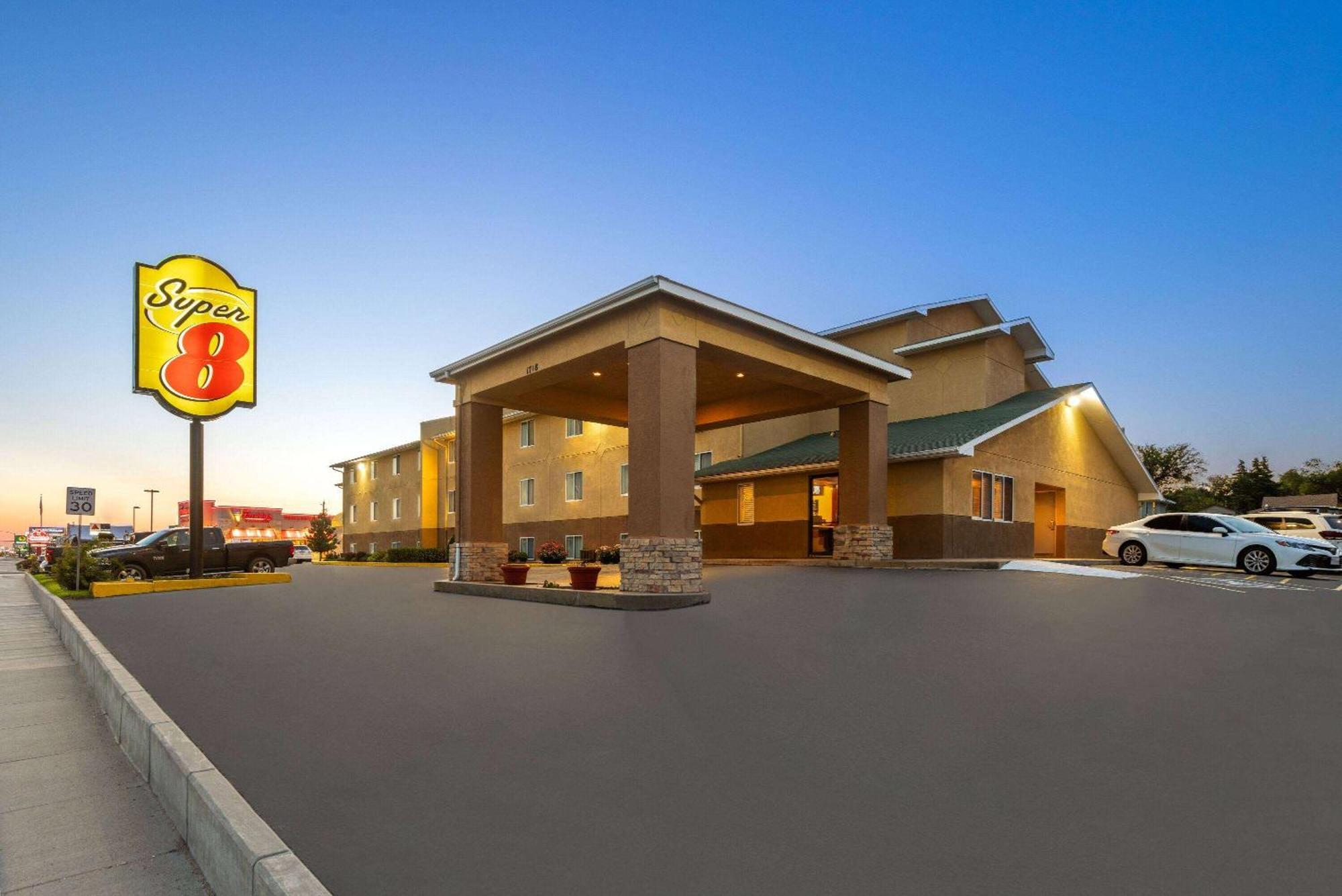 Super 8 By Wyndham Dodge City Bagian luar foto