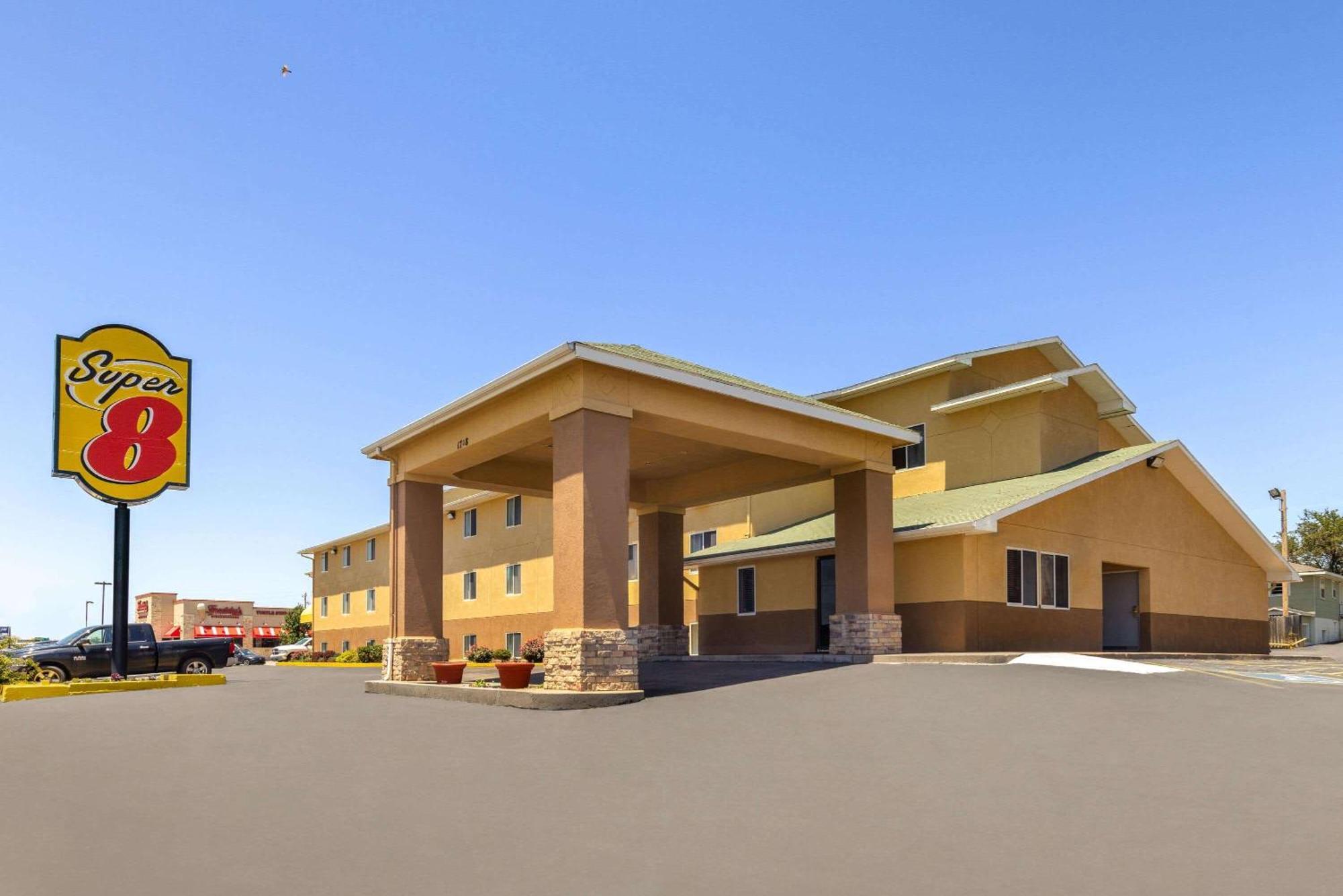 Super 8 By Wyndham Dodge City Bagian luar foto